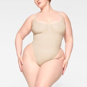✨SKIMS EVERYDAY SCULPT THONG BODYSUIT SAND 4X